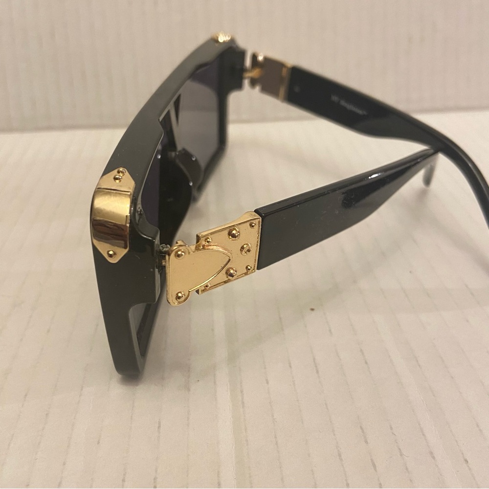 NY New York Black and Gold Rectangular Max UV Protection Sunglasses. - Picture 4 of 5